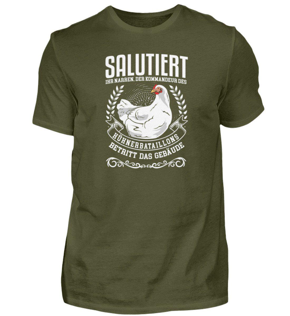 Kommandeur Hühnerbataillon · Herren T-Shirt-Herren Basic T-Shirt-Urban Khaki-S-Agrarstarz