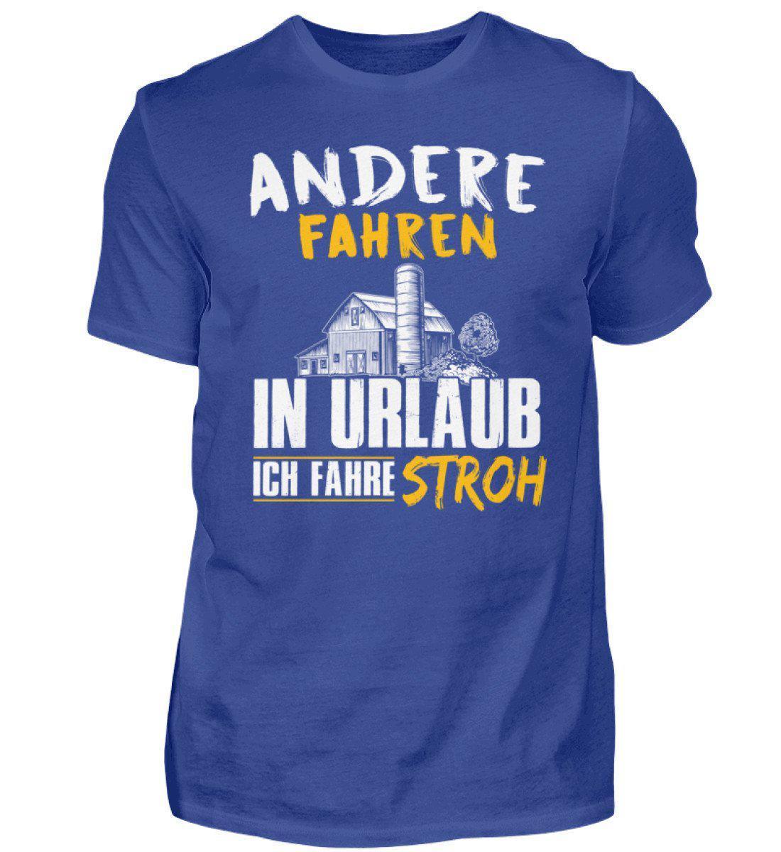 Andere fahren in Urlaub ich fahre Stroh · Herren T-Shirt-Herren Basic T-Shirt-Royal Blue-S-Agrarstarz